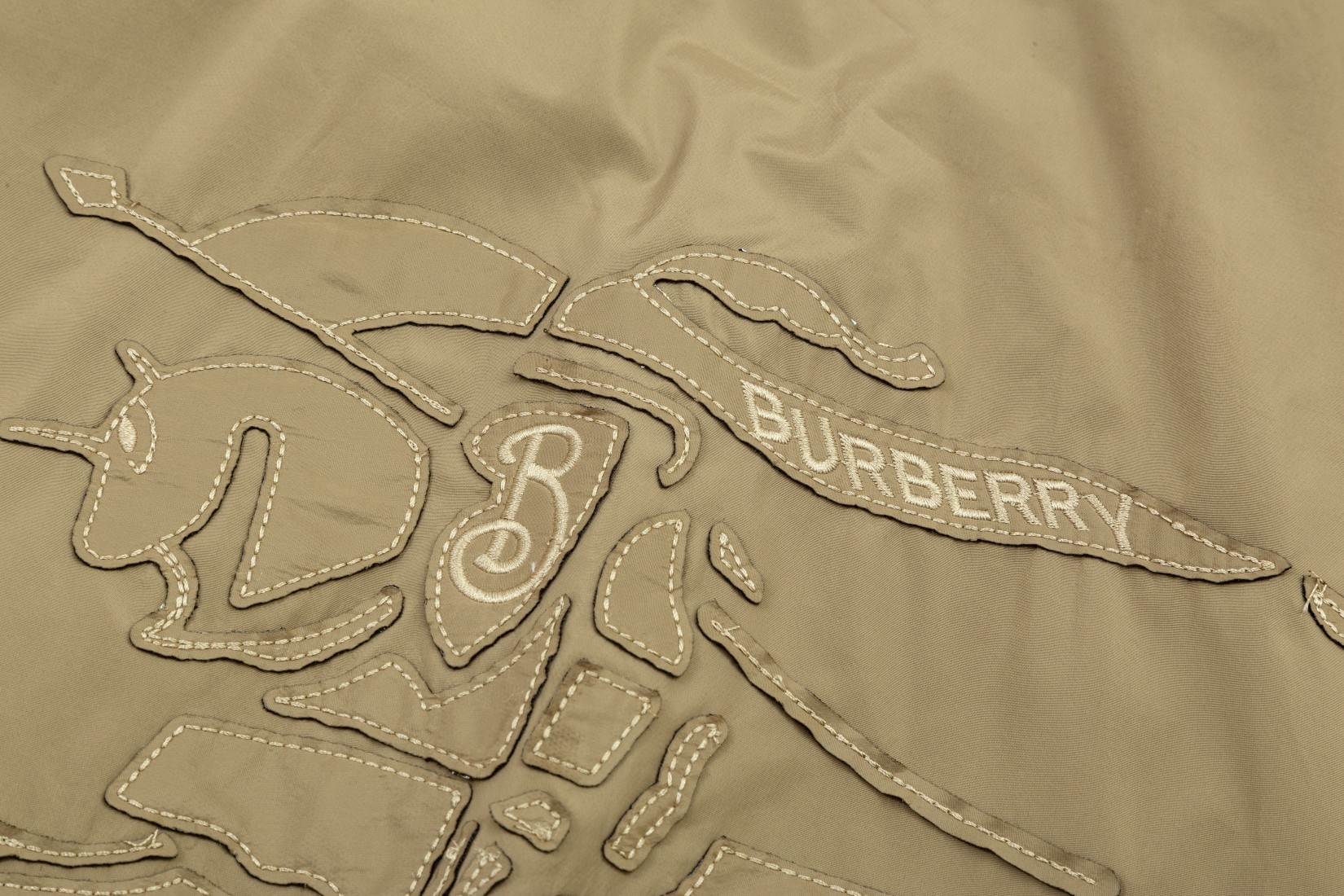 【BURBERRY  公式旗艦店】バーバリー  ジャケット着 ご好評に付き再入荷！241022