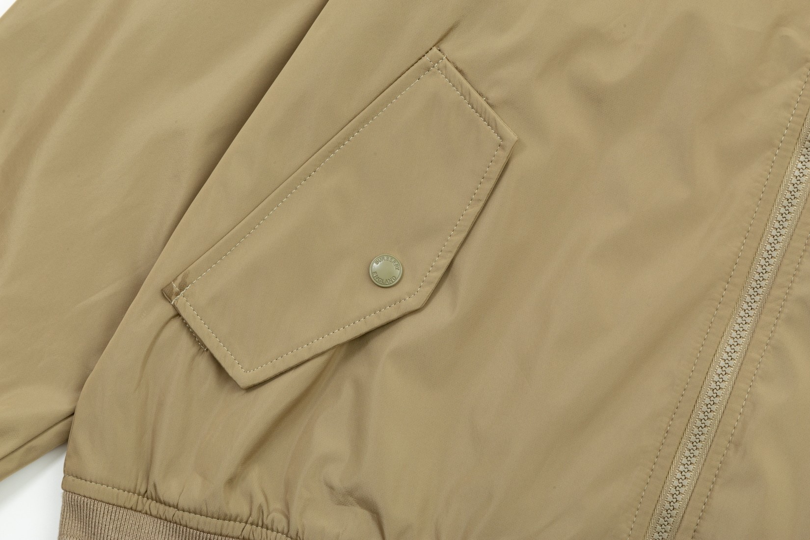 【BURBERRY  公式旗艦店】バーバリー  ジャケット着 ご好評に付き再入荷！241022