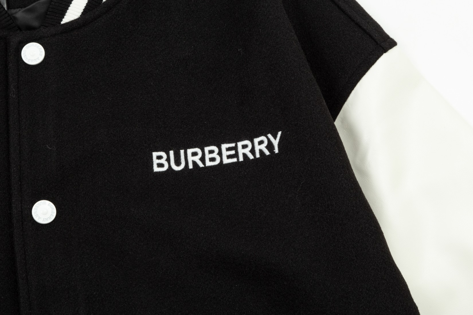 【BURBERRY  公式旗艦店】バーバリー  ジャケット着 ご好評に付き再入荷！241022