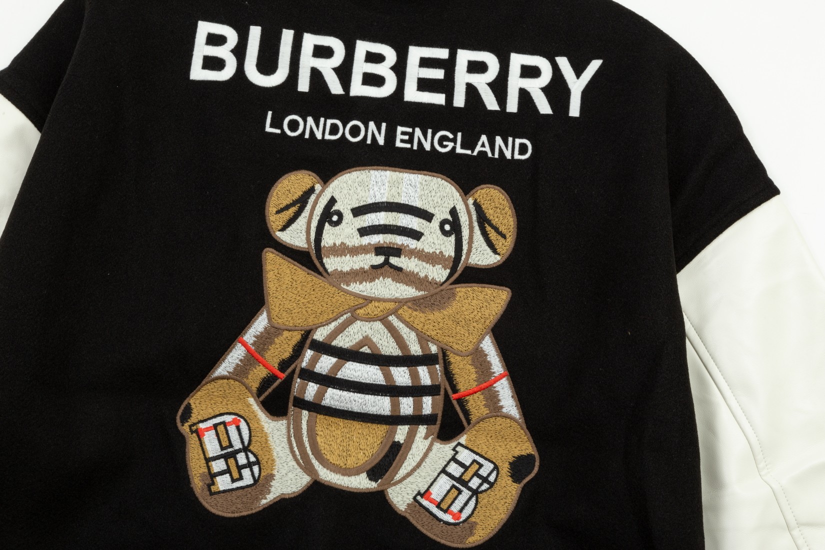 【BURBERRY  公式旗艦店】バーバリー  ジャケット着 ご好評に付き再入荷！241022