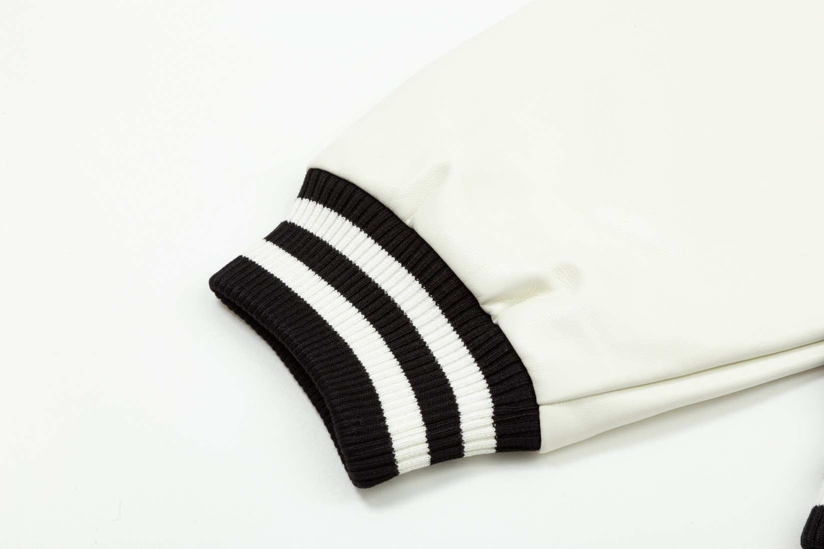 【BURBERRY  公式旗艦店】バーバリー  ジャケット着 ご好評に付き再入荷！241022