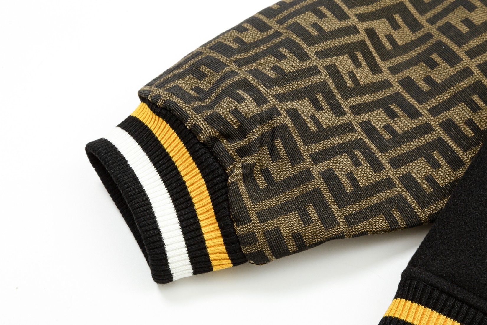 【FENDI 公式旗艦店】フェンディ  ジャケット着 ご好評に付き再入荷！241021