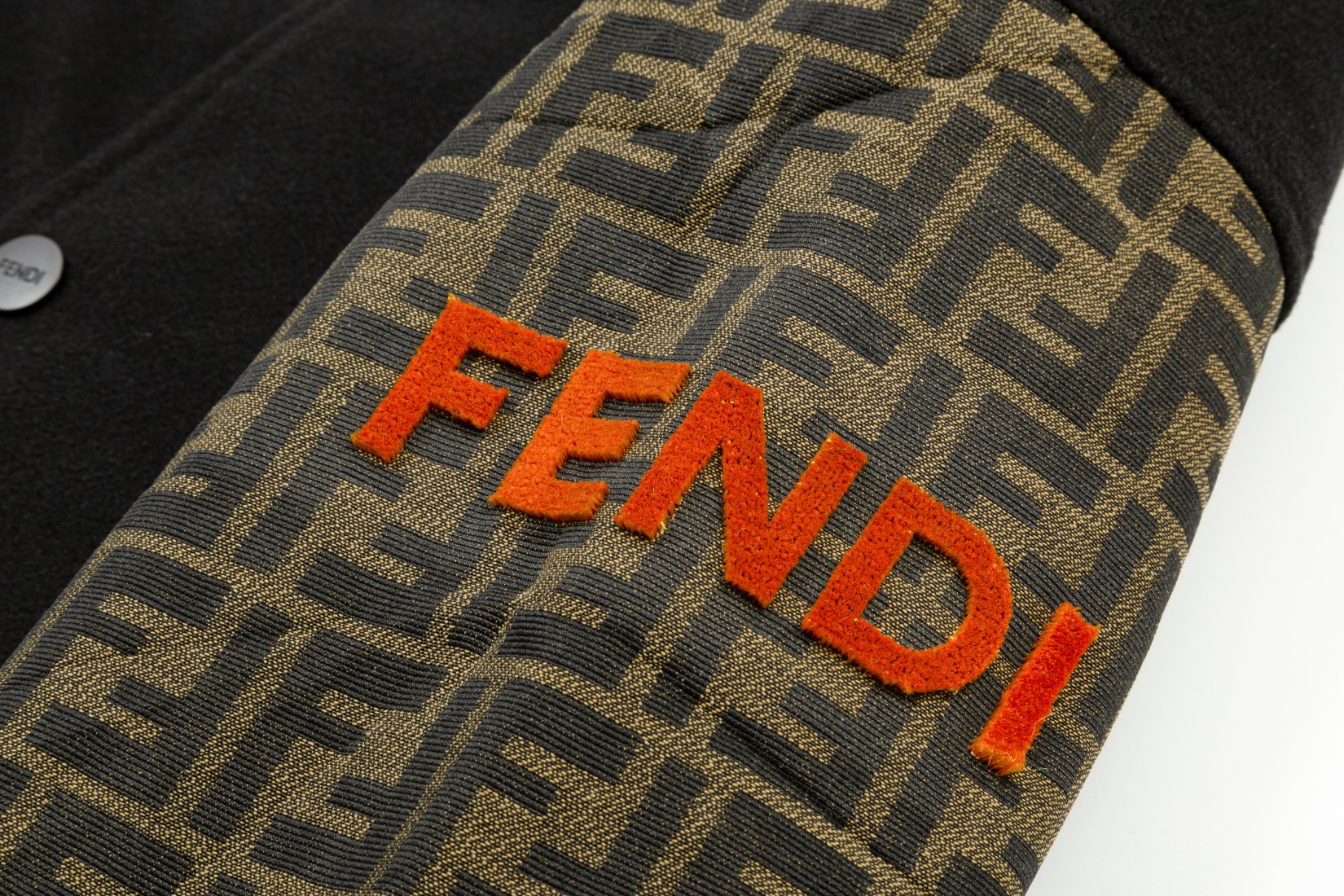 【FENDI 公式旗艦店】フェンディ  ジャケット着 ご好評に付き再入荷！241021