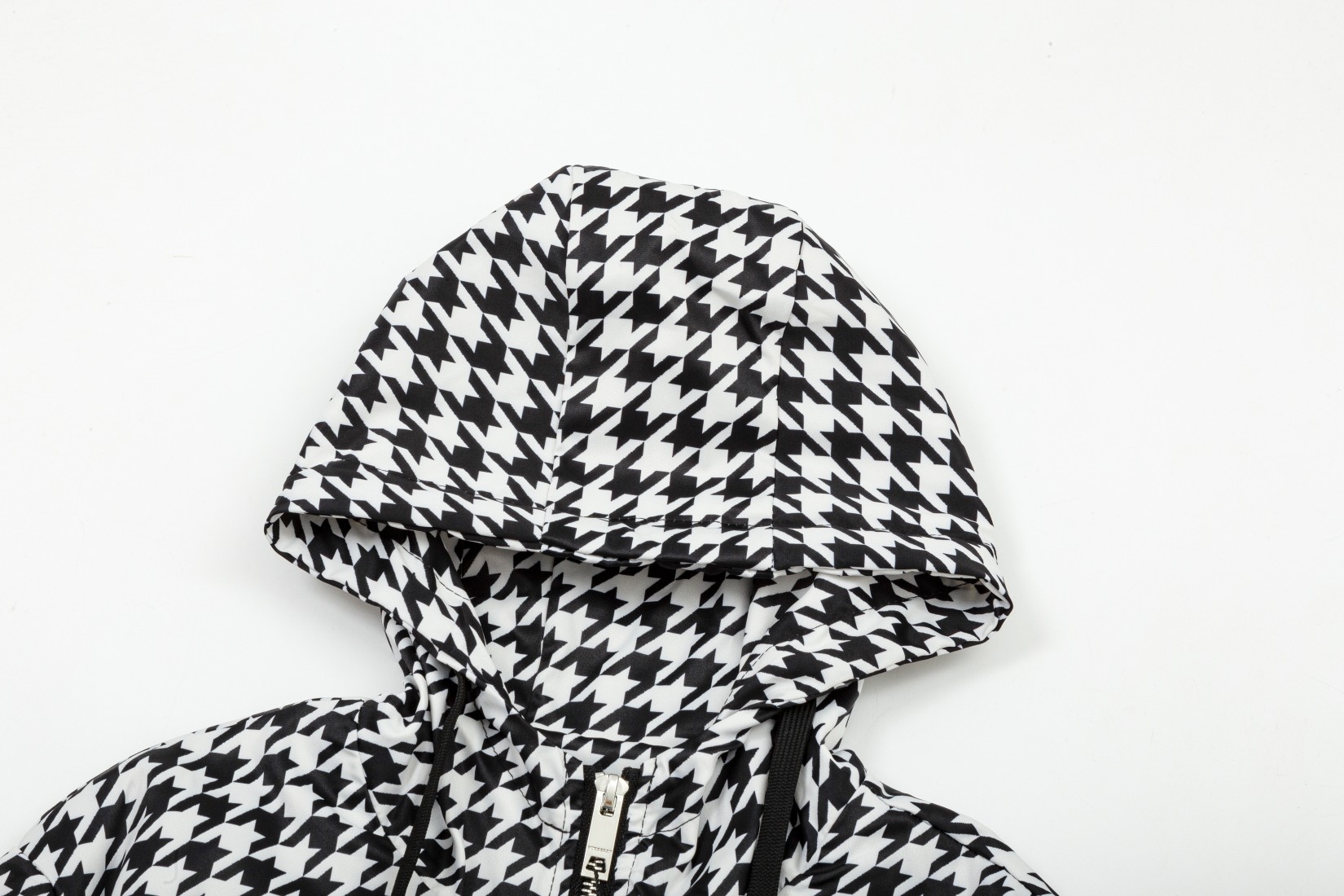 【BURBERRY  公式旗艦店】バーバリー  ジャケット着 ご好評に付き再入荷！241022