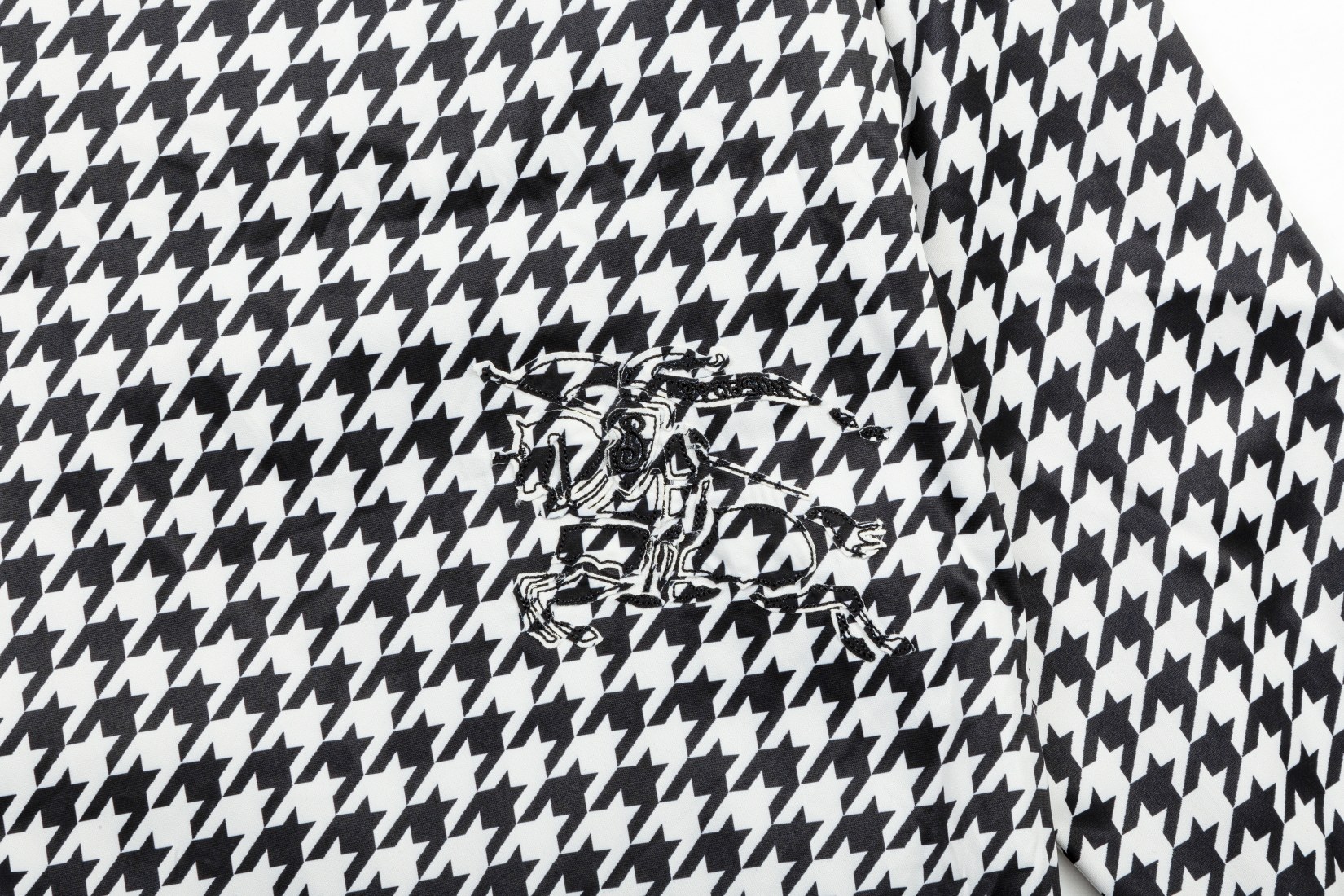 【BURBERRY  公式旗艦店】バーバリー  ジャケット着 ご好評に付き再入荷！241022