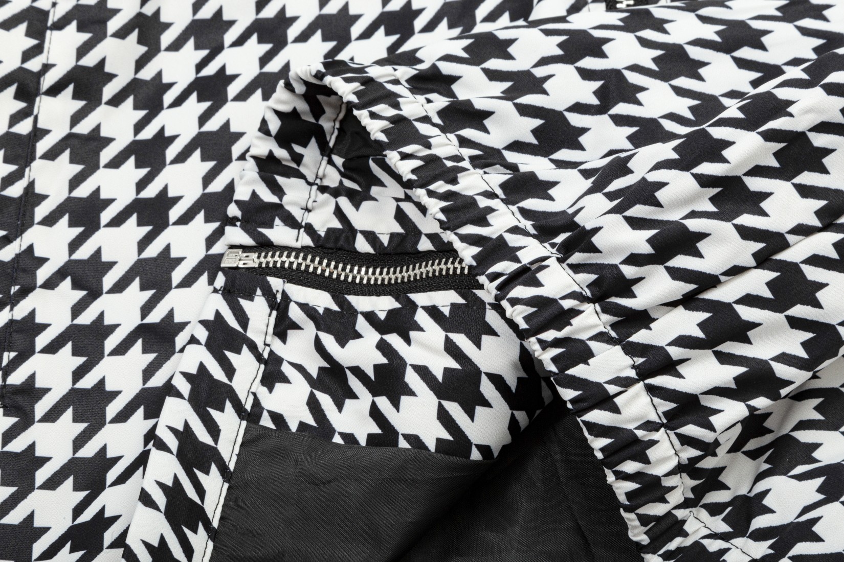 【BURBERRY  公式旗艦店】バーバリー  ジャケット着 ご好評に付き再入荷！241022