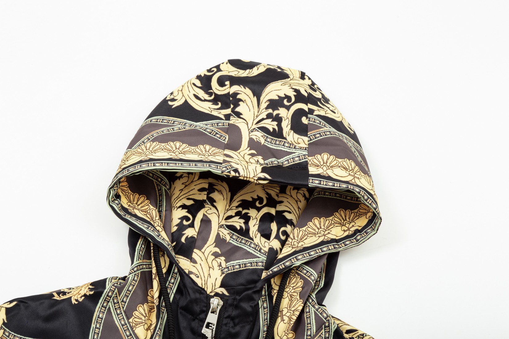 【VERSACE   公式旗艦店】ヴェルサーチ   ジャケット着 ご好評に付き再入荷！241021