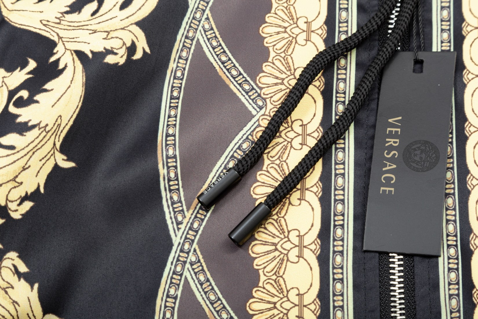 【VERSACE   公式旗艦店】ヴェルサーチ   ジャケット着 ご好評に付き再入荷！241021