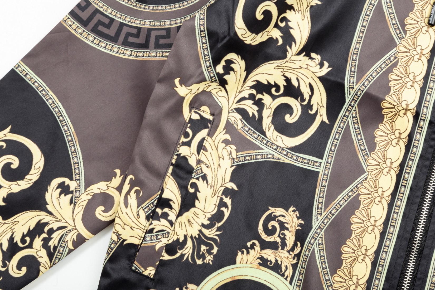 【VERSACE   公式旗艦店】ヴェルサーチ   ジャケット着 ご好評に付き再入荷！241021