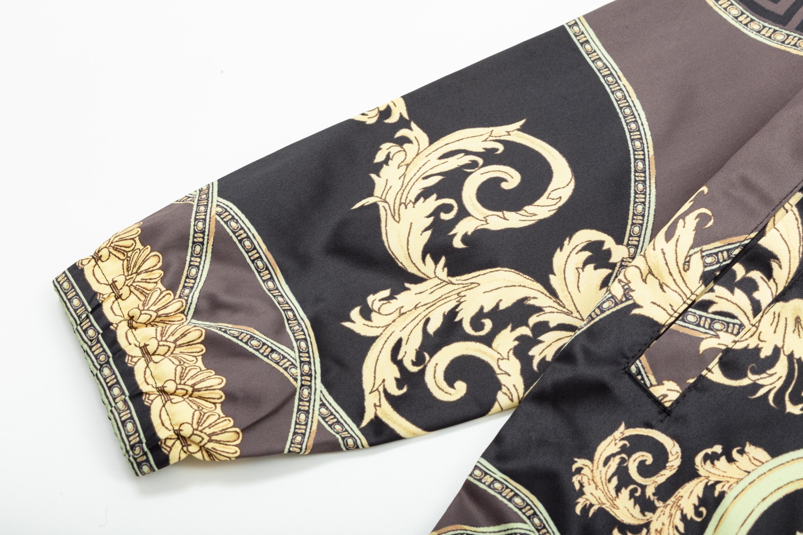 【VERSACE   公式旗艦店】ヴェルサーチ   ジャケット着 ご好評に付き再入荷！241021