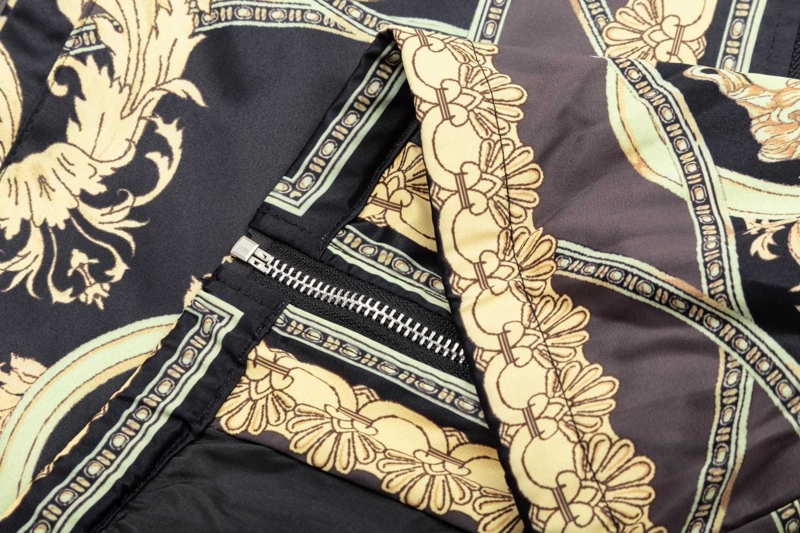 【VERSACE   公式旗艦店】ヴェルサーチ   ジャケット着 ご好評に付き再入荷！241021