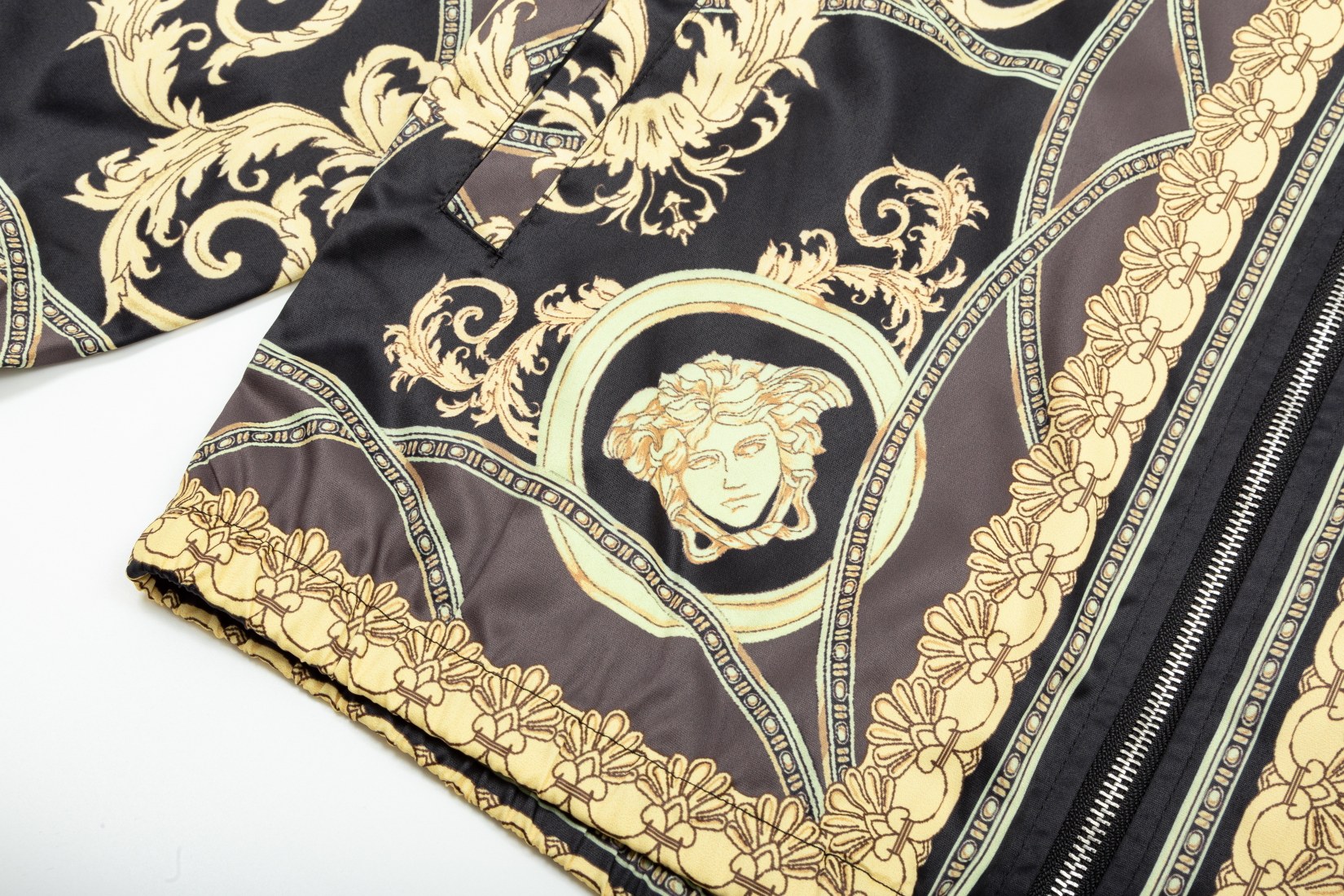 【VERSACE   公式旗艦店】ヴェルサーチ   ジャケット着 ご好評に付き再入荷！241021