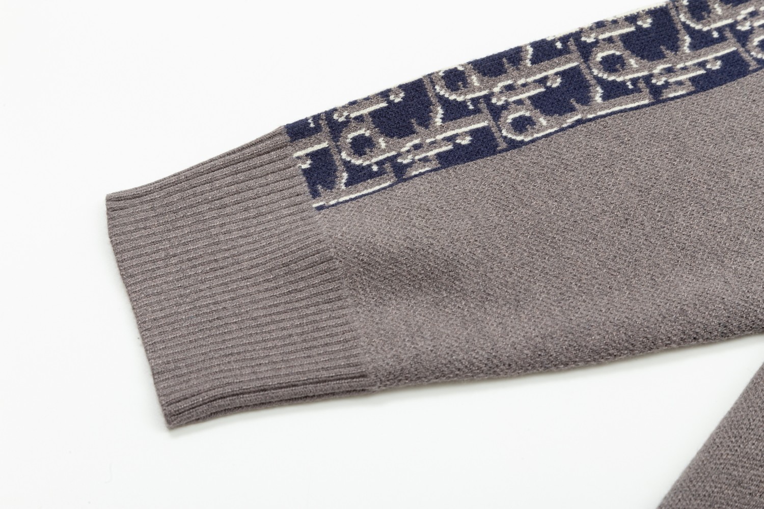 【DIOR  公式旗艦店】ディオール  セーター好評に付き再入荷！ 241031