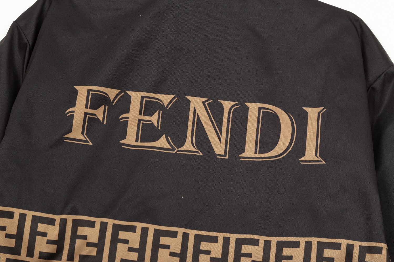 【FENDI  公式旗艦店】フェンディ  ジャケット着 ご好評に付き再入荷！241021