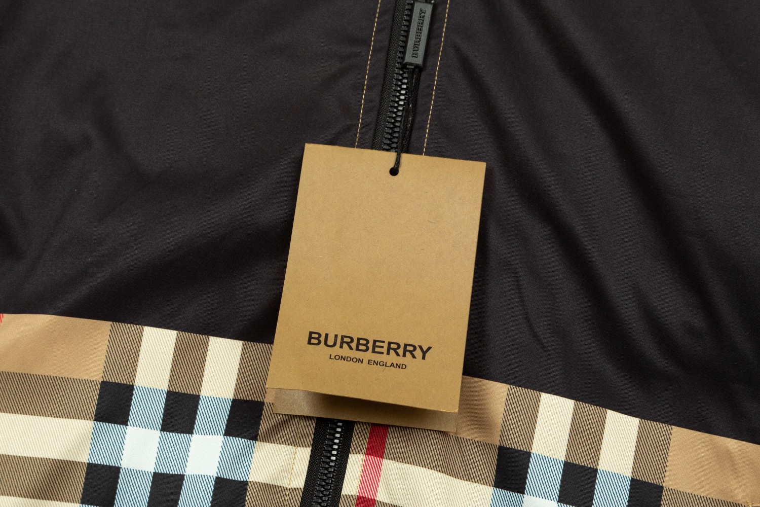 【BURBERRY  公式旗艦店】バーバリー  ジャケット着 ご好評に付き再入荷！241021