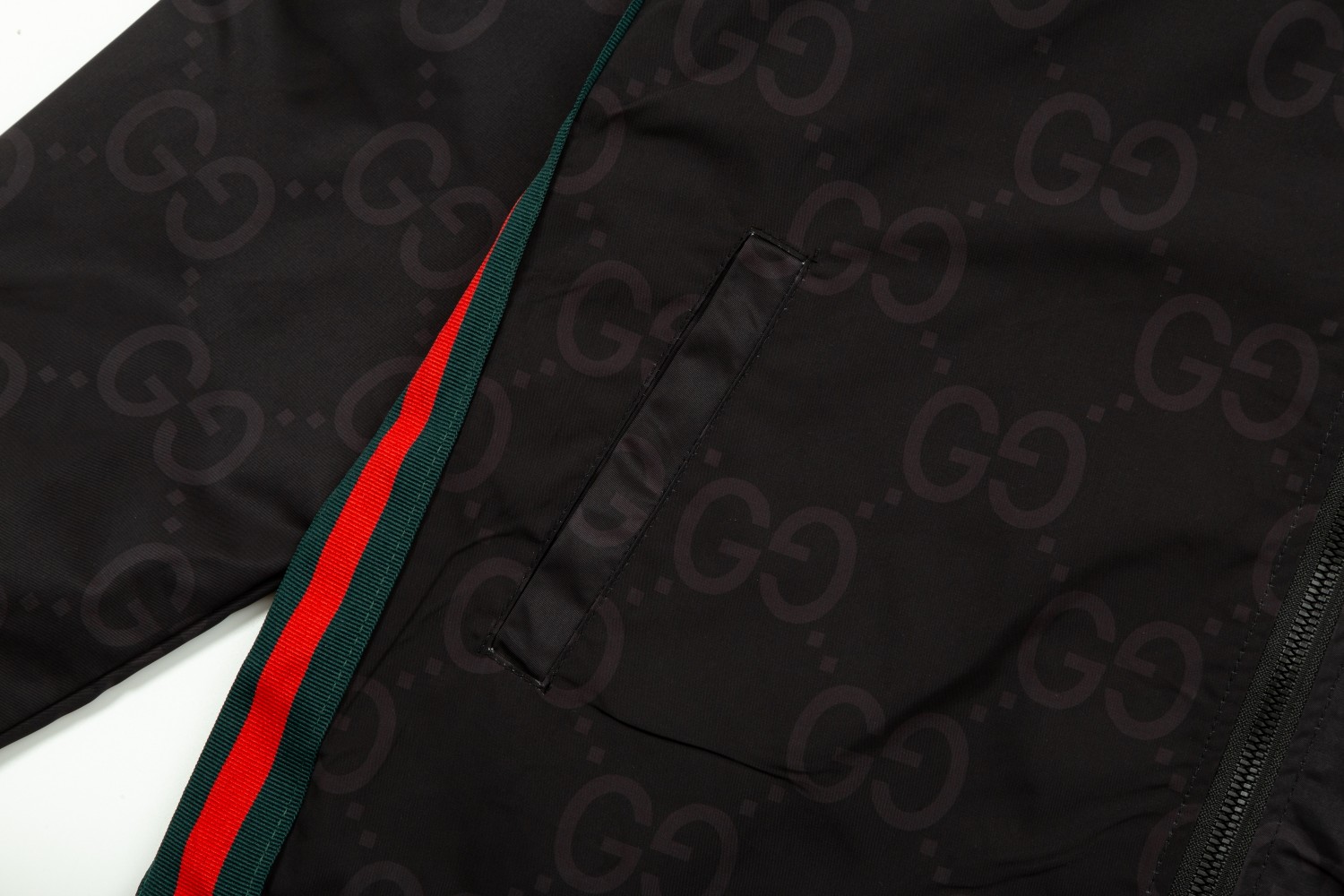 【GUCCI  公式旗艦店】グッチ  ジャケット着 ご好評に付き再入荷！241111