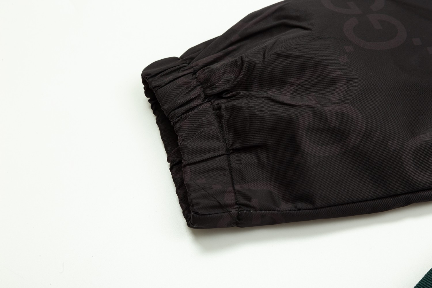 【GUCCI  公式旗艦店】グッチ  ジャケット着 ご好評に付き再入荷！241111