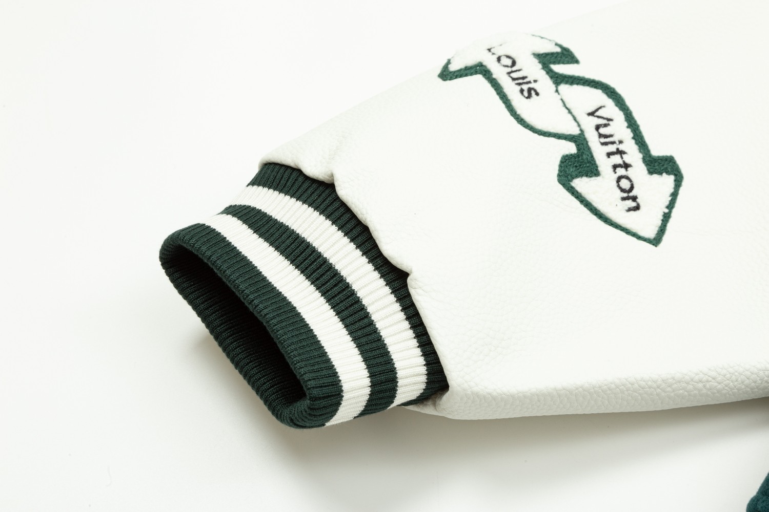 【LOUIS VUITTON  公式旗艦店】ルイヴィトン  ジャケット着 好評に付き再入荷！241028