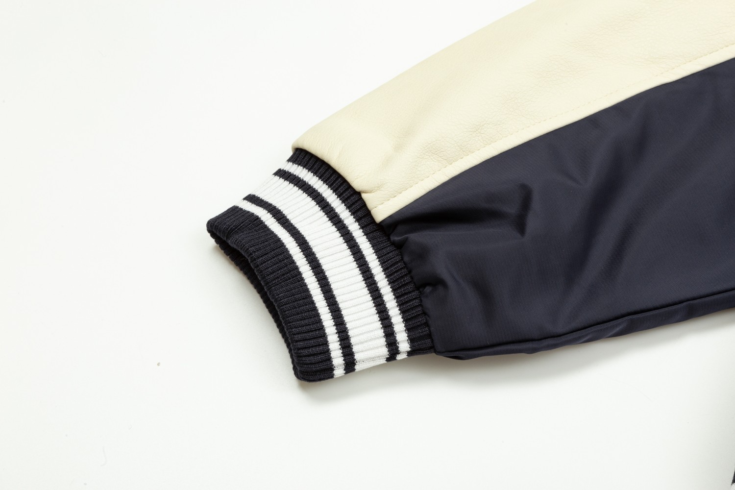 【LOUIS VUITTON  公式旗艦店】ルイヴィトン  ジャケット着 好評に付き再入荷！241028