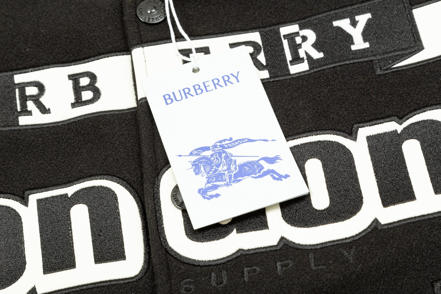 【BURBERRY 公式旗艦店】バーバリー  ジャケット着 好評に付き再入荷！241028