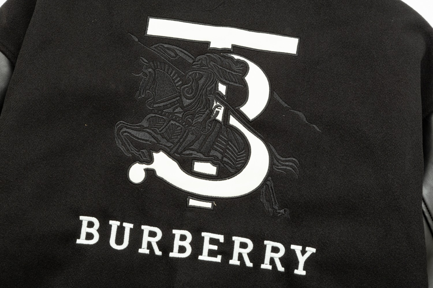 【BURBERRY 公式旗艦店】バーバリー  ジャケット着 好評に付き再入荷！241028