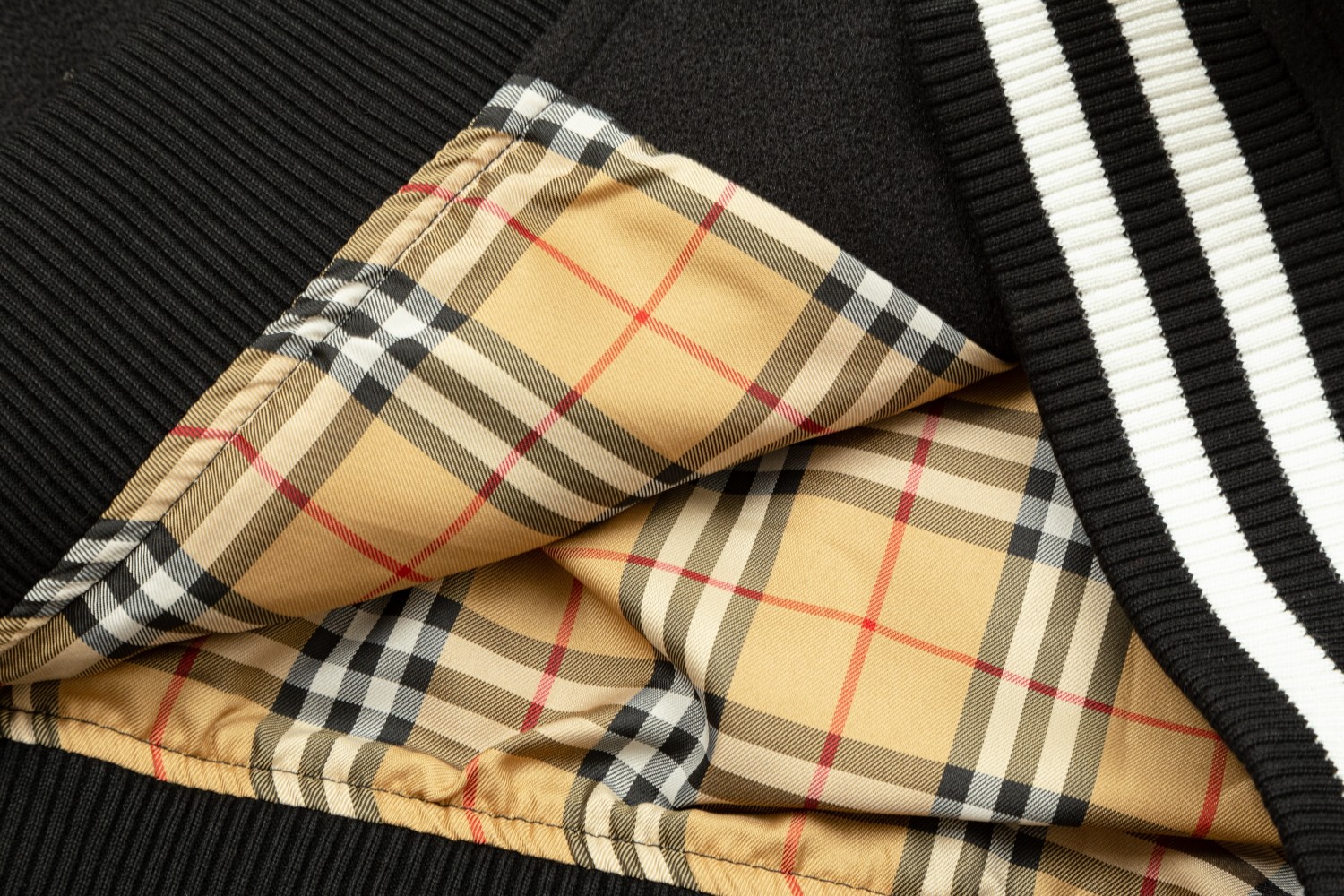 【BURBERRY 公式旗艦店】バーバリー  ジャケット着 好評に付き再入荷！241028