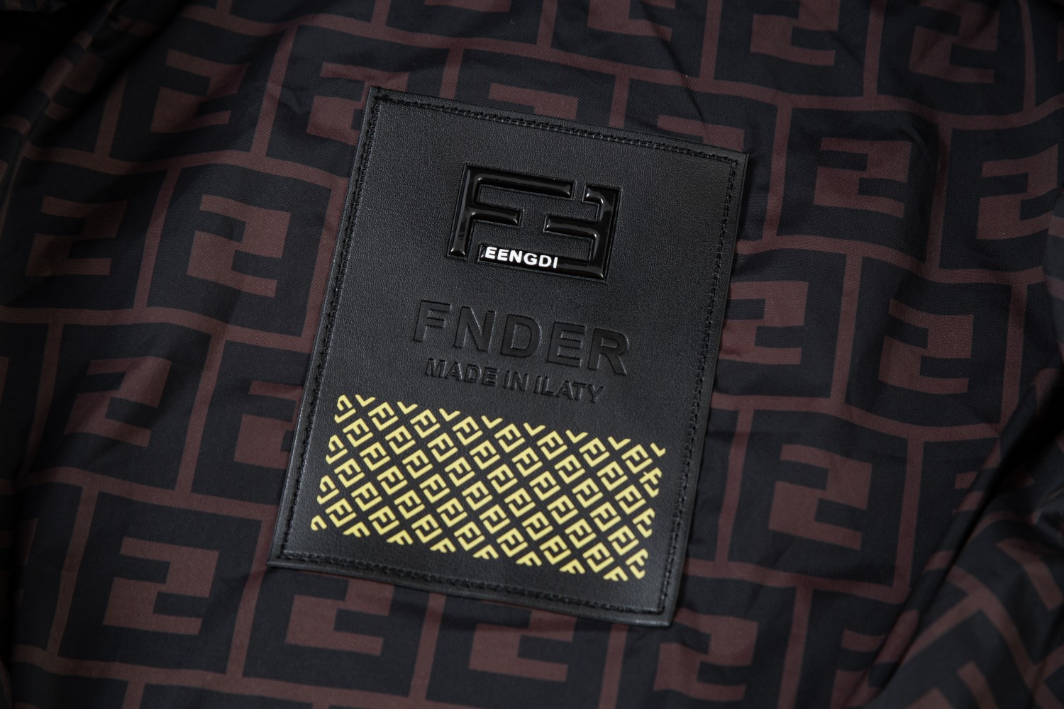 FENDI（フェンディ） ダウンジャケット  241112