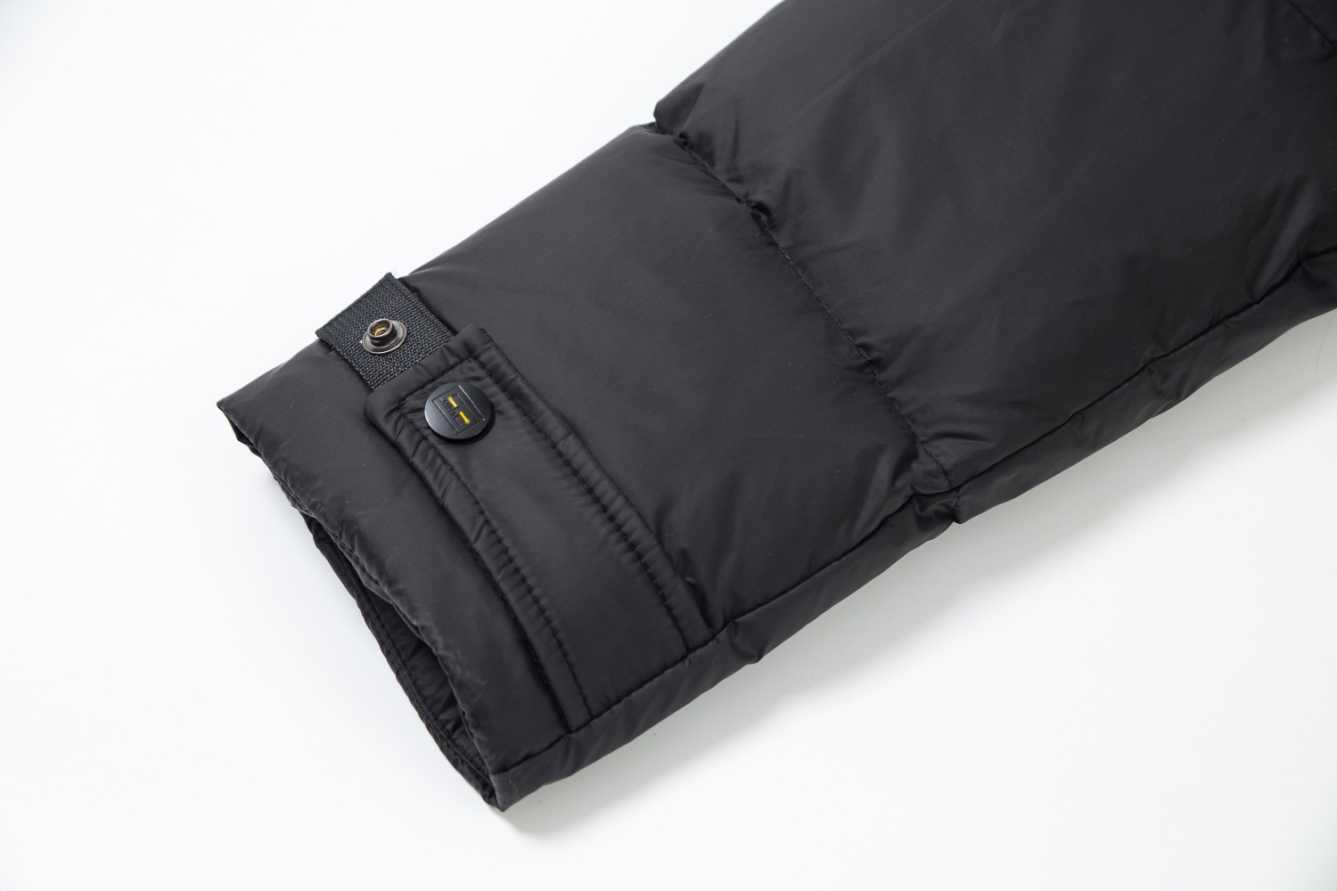 FENDI（フェンディ） ダウンジャケット  241112