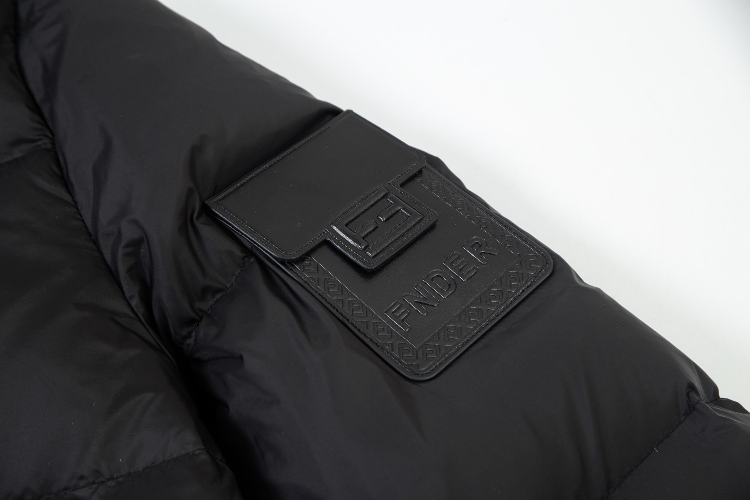 FENDI（フェンディ） ダウンジャケット  241112