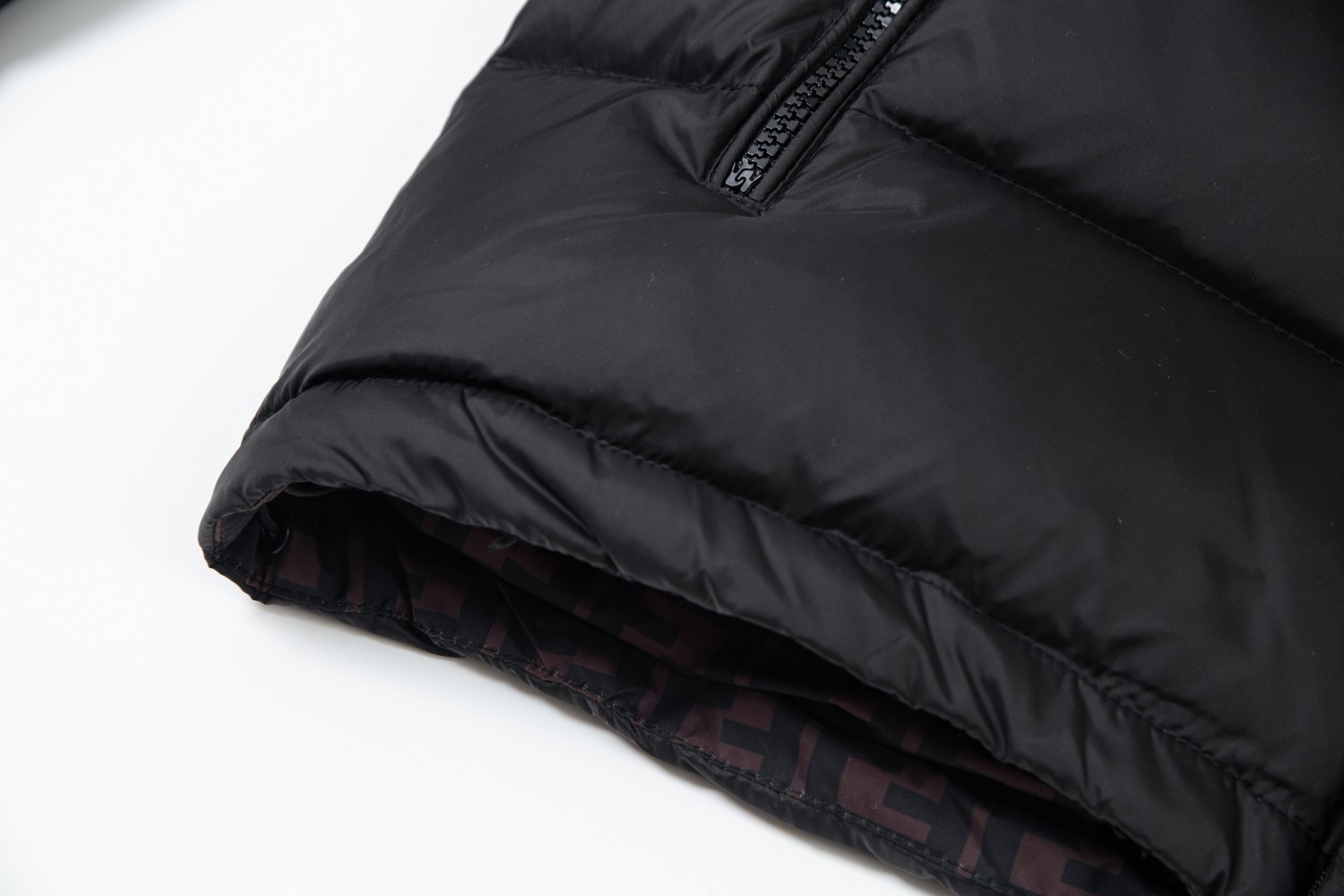 FENDI（フェンディ） ダウンジャケット  241112