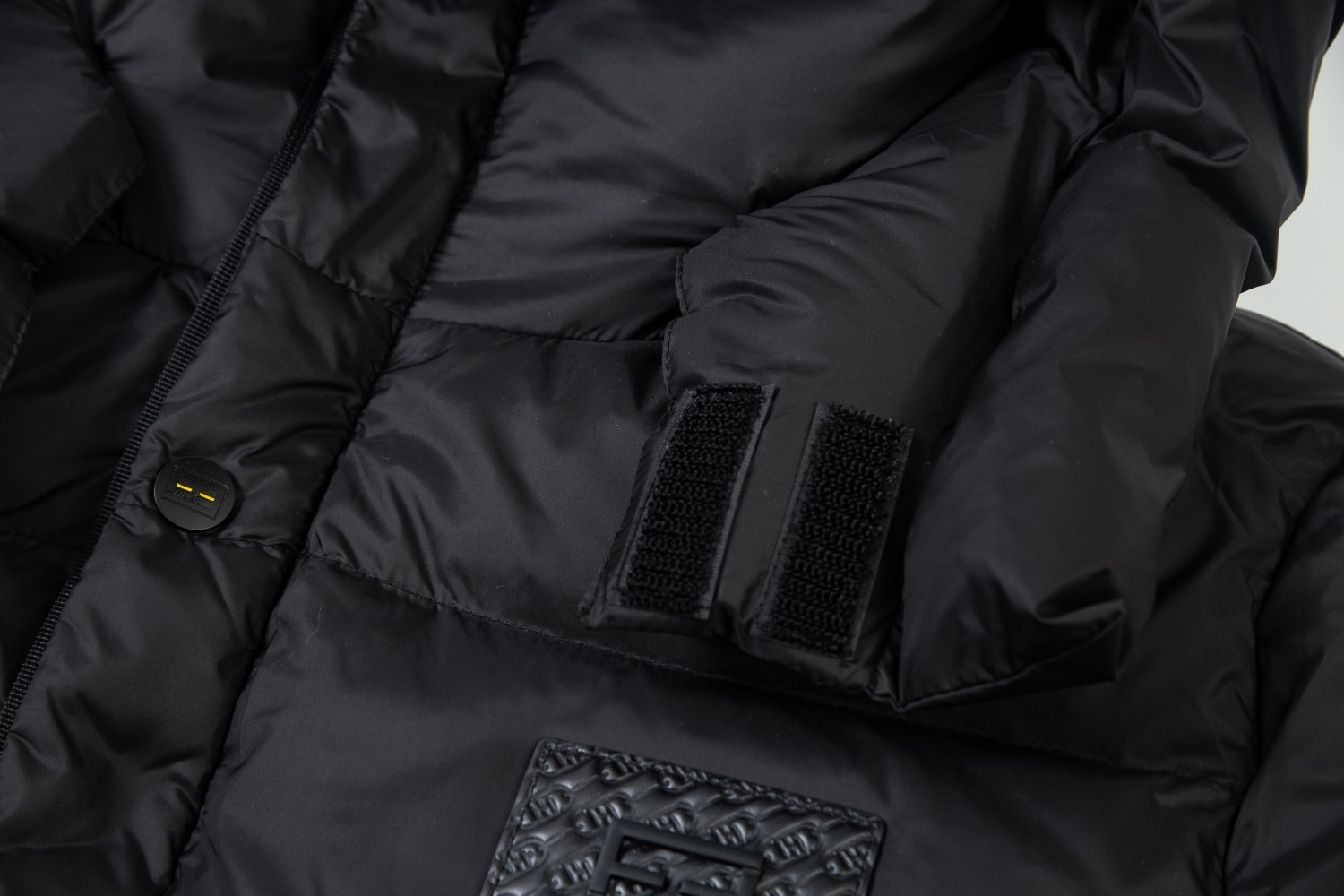 FENDI（フェンディ） ダウンジャケット  241112