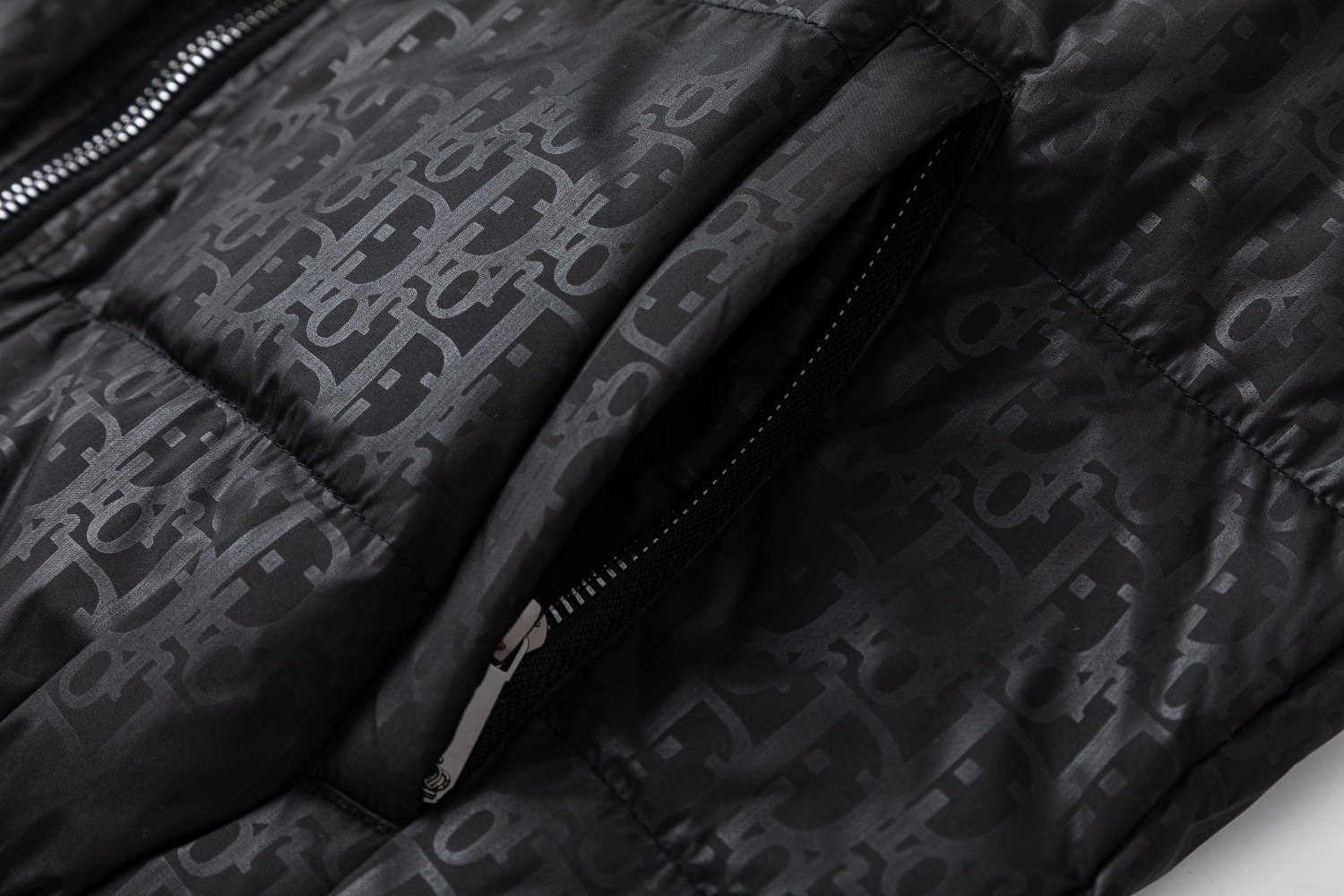 【DIOR  公式旗艦店】ディオール  ダウンジャケット ご好評に付き再入荷！ 241112