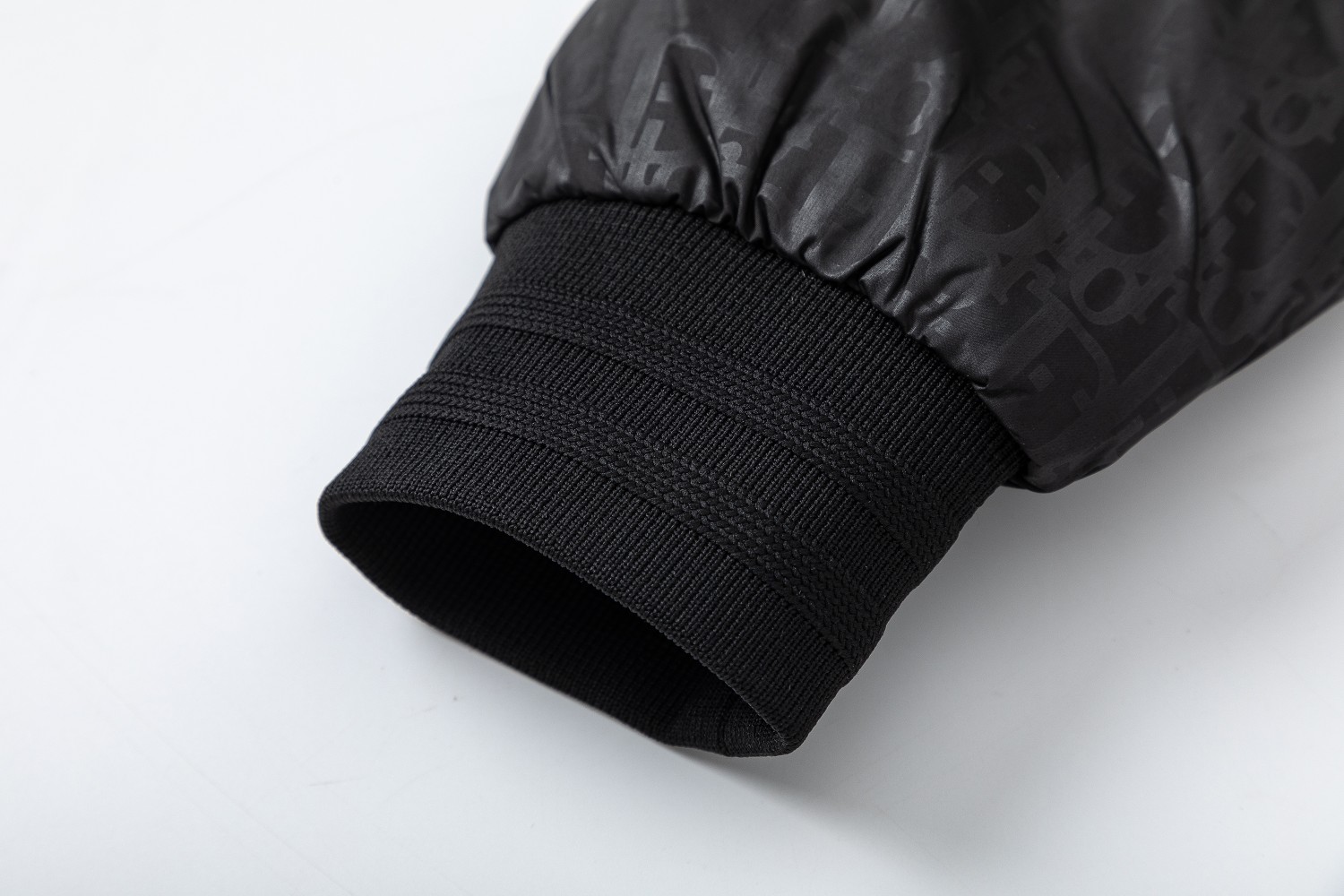 【DIOR  公式旗艦店】ディオール  ダウンジャケット ご好評に付き再入荷！ 241112