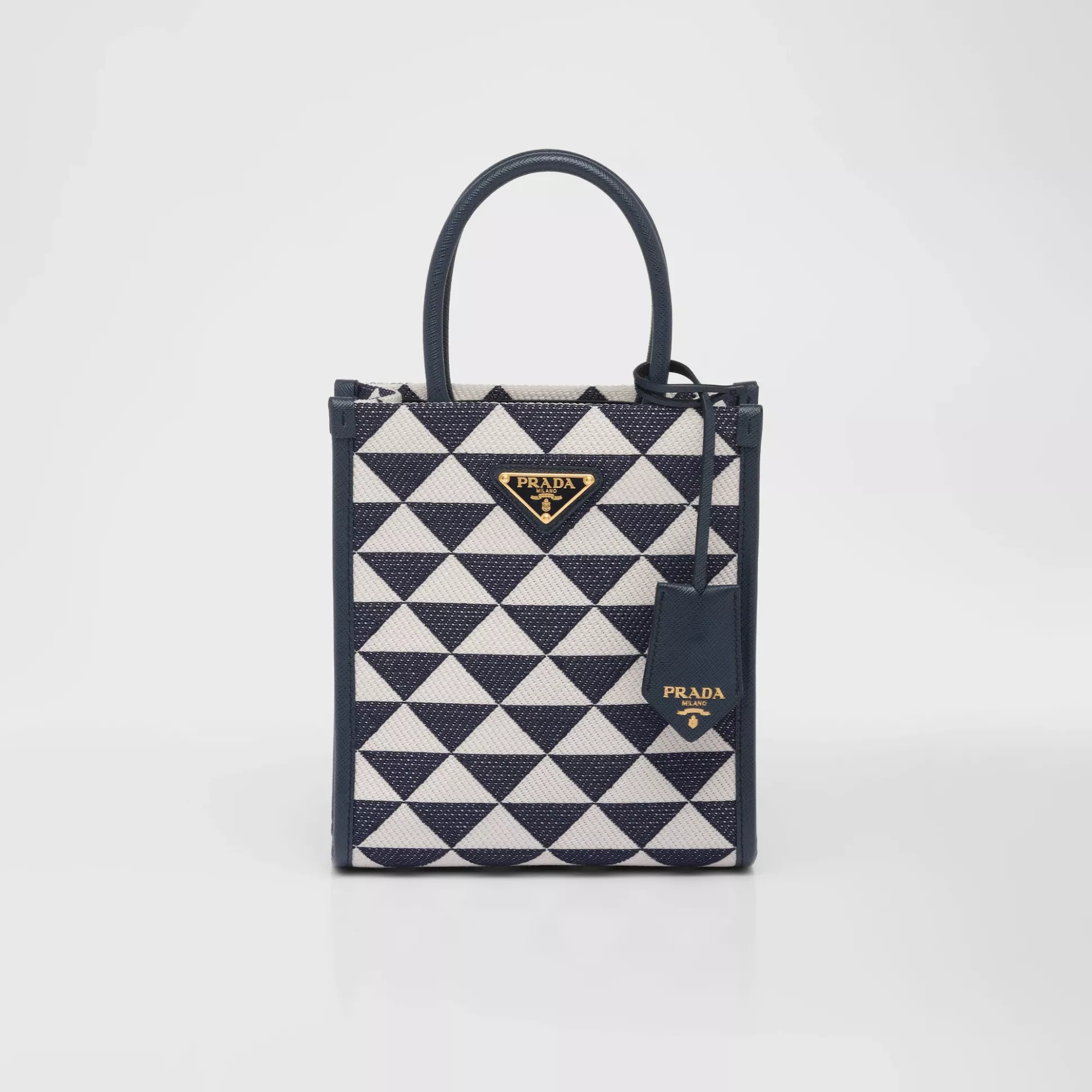 【2024】【PRADA】雑誌掲載！藤井夏恋さんが持っている大ヒットのプラダ新作バッグ「シンボル」！