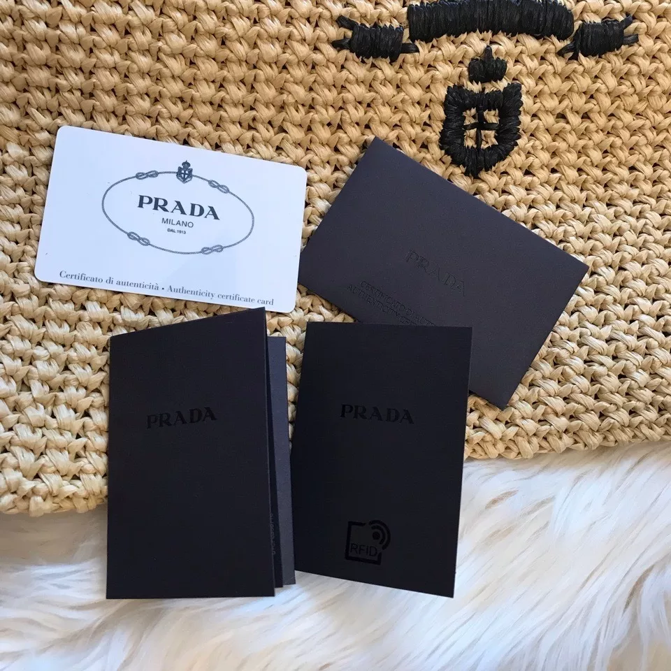 【2024】【PRADA】パリ限定！長澤まさみさん着用！夏らしいムードの大人気のラフィアトートバッグ！！