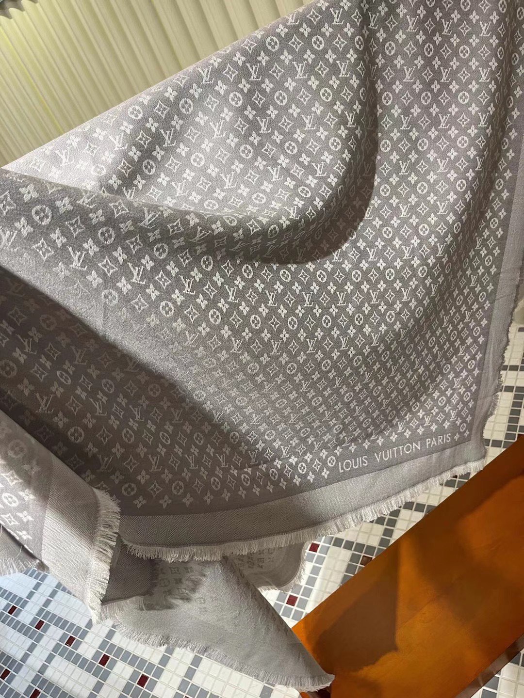 【2024】【LV Louis Vuitton ルイ·ヴィトン】オートクチュール ファッション トランジショナル カラー ロング ビアード スカーフ120*120CM