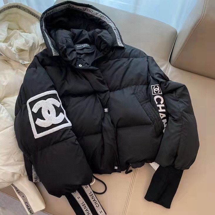 【CHANEL】新作数量限定予行販売モンクレールダウンジャケット