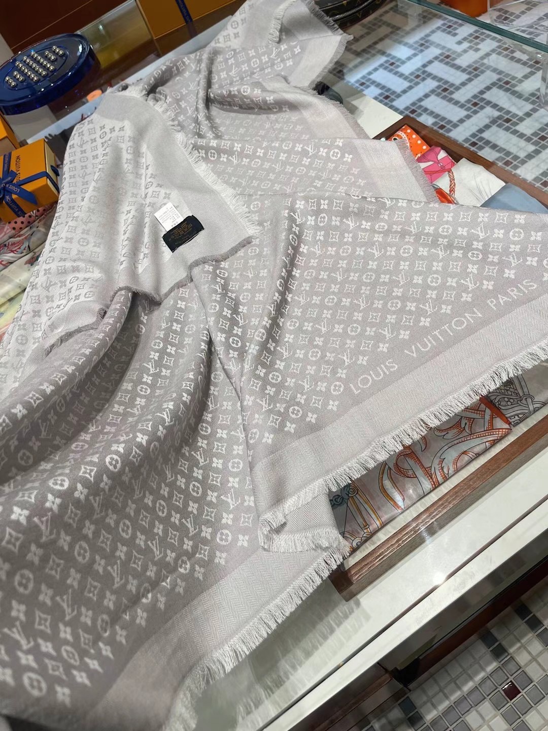 【2024】【LV Louis Vuitton ルイ·ヴィトン】オートクチュール ファッション トランジショナル カラー ロング ビアード スカーフ120*120CM