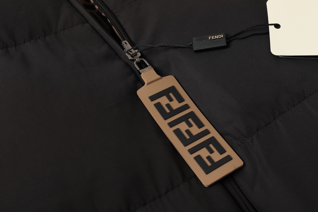 FENDI（フェンディ） ダウンジャケット