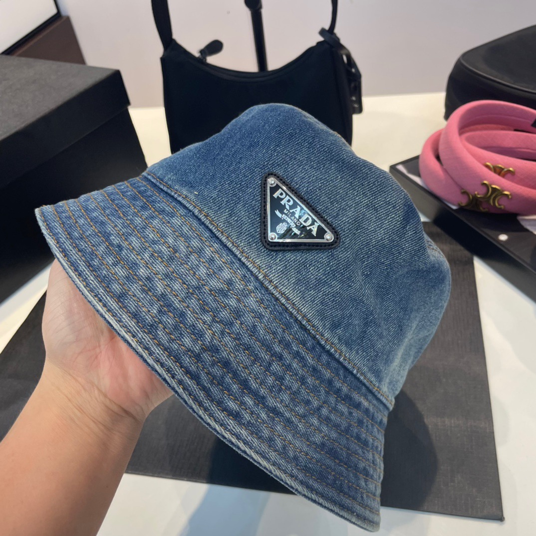 【2024】PRADA 春夏向けのタイダイデニムベースボールキャップとバケットハット【 割引のために帽子を 2 つ購入する】