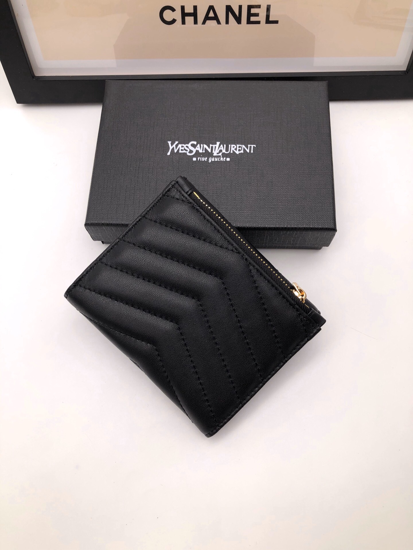 SAINT LAURENT YSL モノグラム コンパクト スリーフォールド ウォレット（ブラック／テクスチャードキルティングレザー）