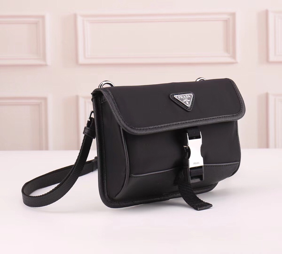 【PRADA  公式旗艦店】プラダ  斜めがけバッグ 当日出荷 好評に付き再入荷！21*16*5CM