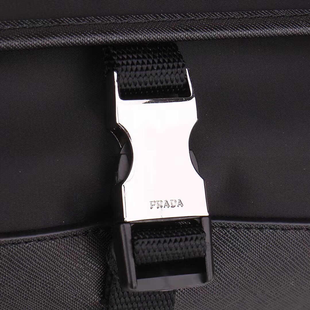 【PRADA  公式旗艦店】プラダ  斜めがけバッグ 当日出荷 好評に付き再入荷！21*16*5CM