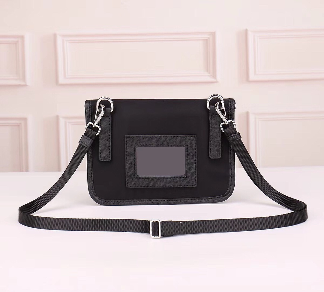 【PRADA  公式旗艦店】プラダ  斜めがけバッグ 当日出荷 好評に付き再入荷！21*16*5CM