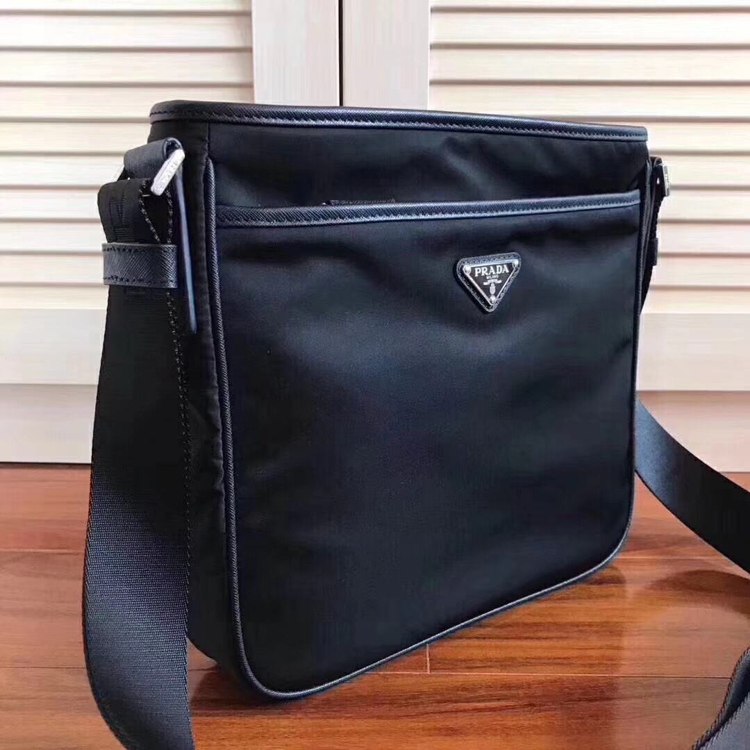 【PRADA  公式 旗艦店】プラダ  斜めがけバッグ 当日出荷 好評に付き再入荷！27*25.5*6CM