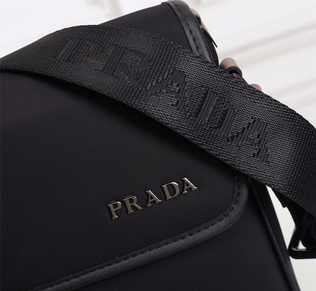 【PRADA  公式 旗艦店】プラダ  斜めがけバッグ 当日出荷 好評に付き再入荷！31*21*6CM