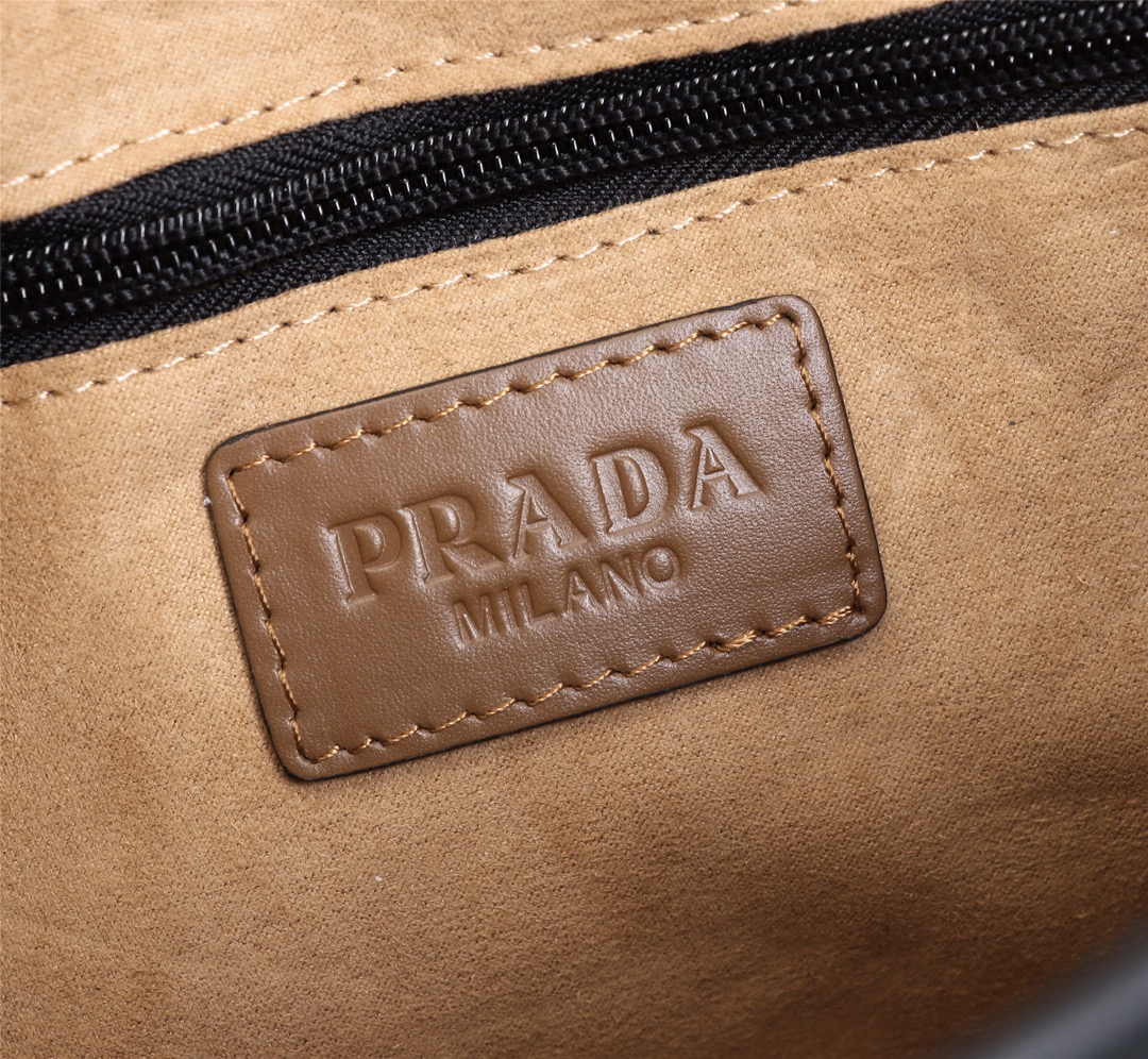 【PRADA  公式 旗艦店】プラダ  斜めがけバッグ 当日出荷 好評に付き再入荷！31*21*6CM