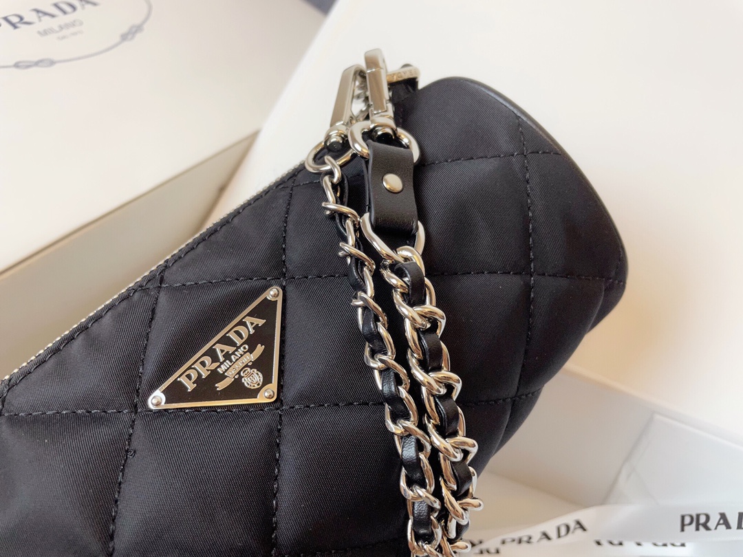 【PRADA 公式旗艦店】プラダ  斜めがけバッグ 当日出荷 好評に付き再入荷！21*11CM
