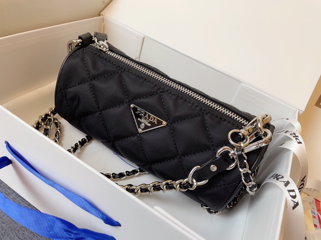 【PRADA 公式旗艦店】プラダ  斜めがけバッグ 当日出荷 好評に付き再入荷！21*11CM