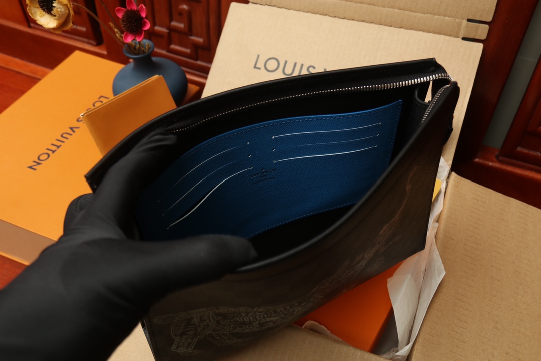 【LOUIS VUITTON  公式 旗艦店】 ルイヴィトン   クラッチバッグ 当日出荷 好評に付き再入荷！24*21*6CM  241101